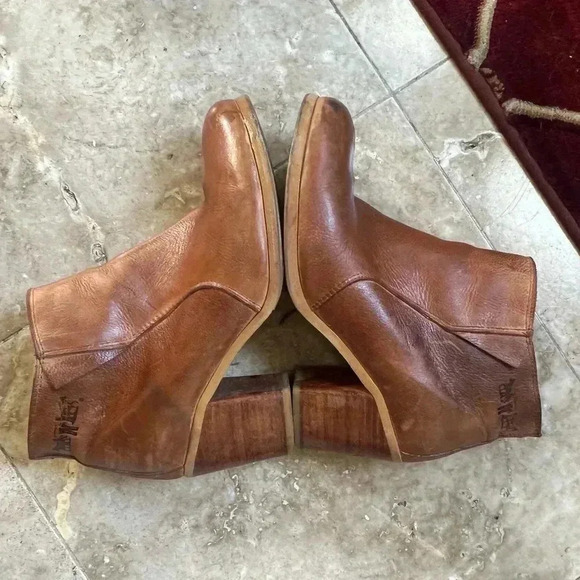 Levi’s ladies booties used good condition. Side zip. Side ze 10. Brown - Picture 3 of 15